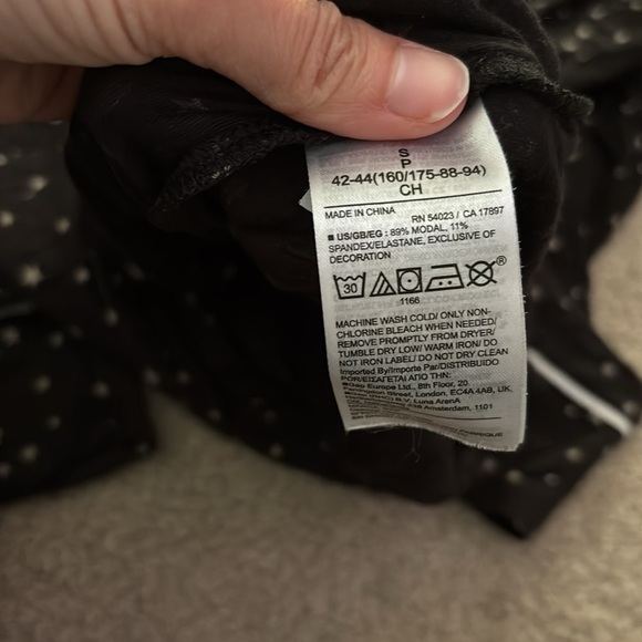 GAP- True Sleep Black Star Print Pajama Top size small - Picture 6 of 6